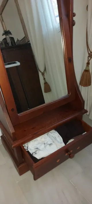 Espejo de pie con cajón