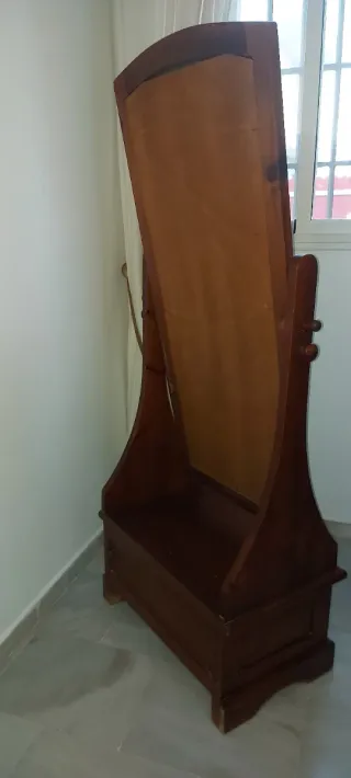 Espejo de pie con cajón