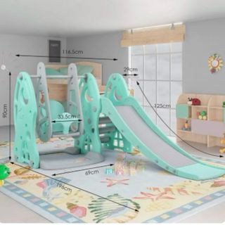 Parque infantil con tobogán y columpio
