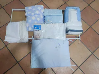 Cuna bebé con ropa, carricoche y cojin lactante