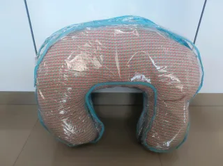 Cuna bebé con ropa, carricoche y cojin lactante