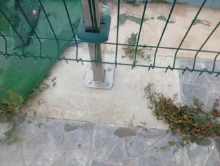 Valla para piscina metálica y postes en acero inox