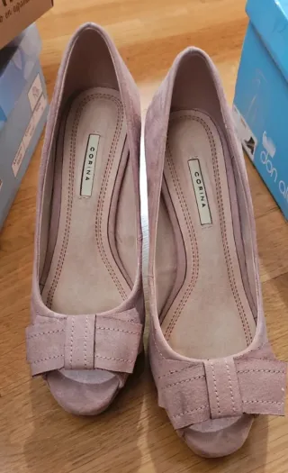 Zapatos de tacón rosa con lazo