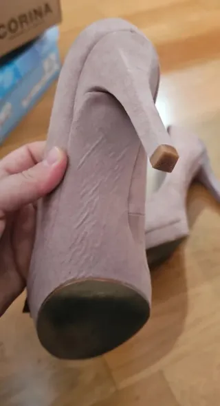 Zapatos de tacón rosa con lazo