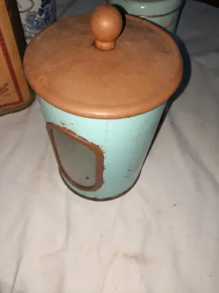 Lata antigua azul con tapa de madera