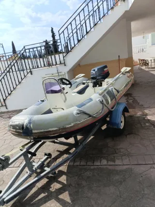 Barca semirrígida motor Yamaha 25 HP y remolque