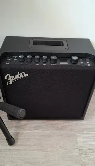 Fender Mustang LT25 Amplificador + Soporte Thomann