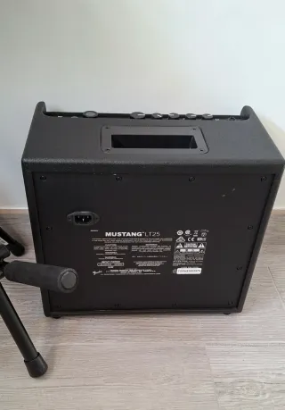 Fender Mustang LT25 Amplificador + Soporte Thomann