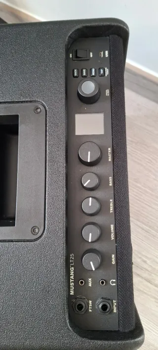 Fender Mustang LT25 Amplificador + Soporte Thomann