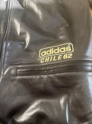 Chaqueta Adidas Chile 62 Negra y Dorada Xs