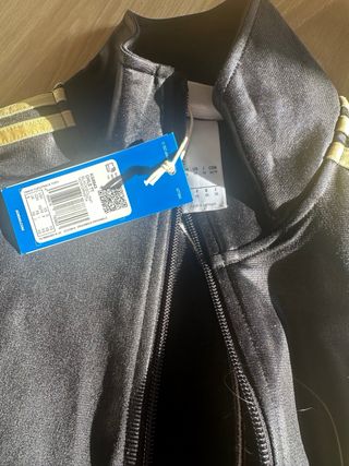 Chaqueta Adidas Chile 62 Negra y Dorada Xs