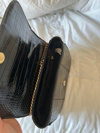 Bolso negro efecto piel con cadena dorada