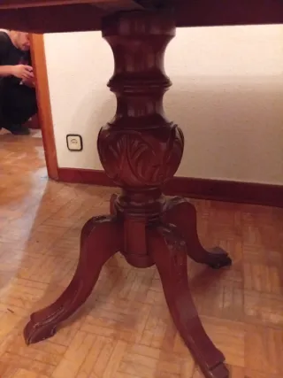 Mesa de comedor de madera