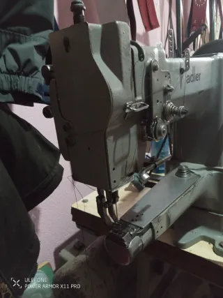 Máquina de coser Adler triple arrastre