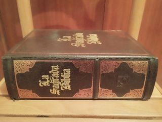 La Sagrada Biblia.