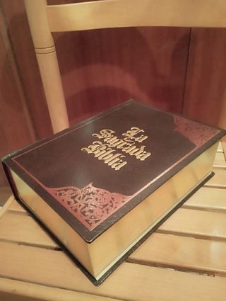 La Sagrada Biblia.