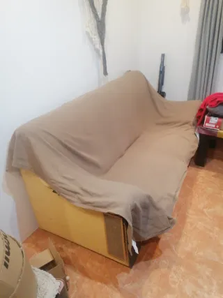 Sofá de 2 plazas amarillo.