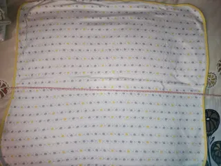 Copertina neonato a righe gialle e bianche