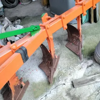 Arado vertedera naranja.