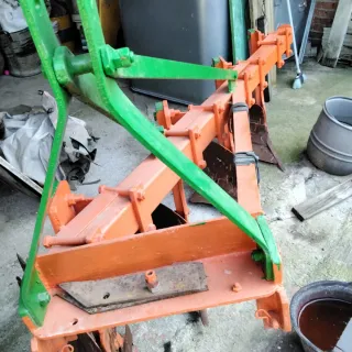 Arado vertedera naranja.