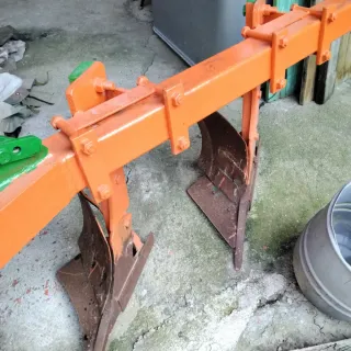 Arado vertedera naranja.