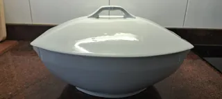 Sopera de porcelana blanca antigua