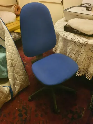 Silla de oficina azul y negra