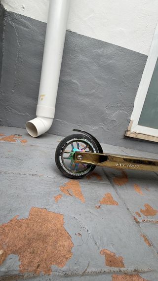 Patineta Scooter X-LIMIT Negra y Dorada