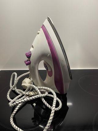 Plancha de vapor blanca y morada