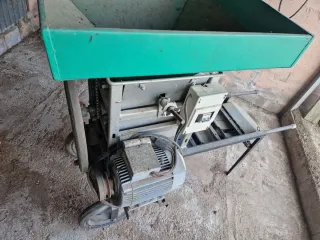 Máquina peladora de almendras