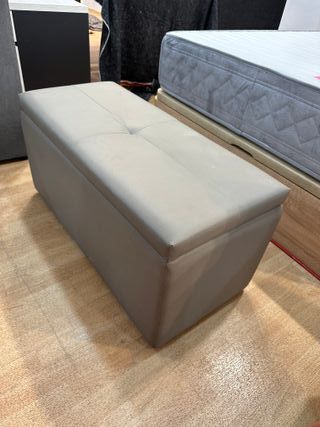 Banco gris con almacenaje