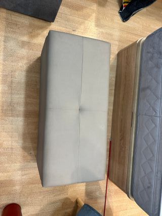 Banco gris con almacenaje