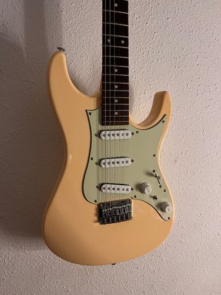 Guitarra Ibanez color crema