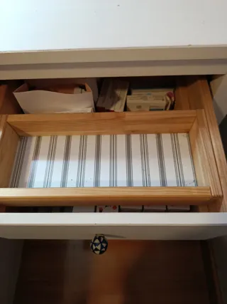 Mesita de noche Ikea Hemnes tiradores de Zara Home