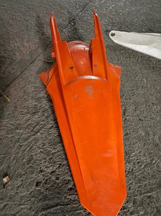 Pastas de moto naranja y blanco