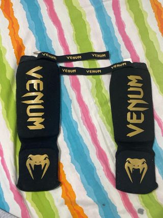 Espinilleras Venum Negras con Dorado