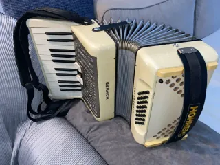 Acordeón Hohner Student IV M 32 bajos