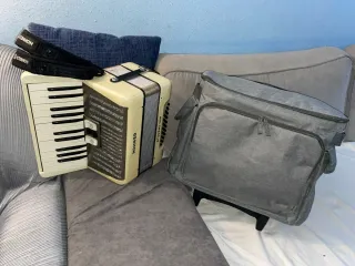 Acordeón Hohner Student IV M 32 bajos