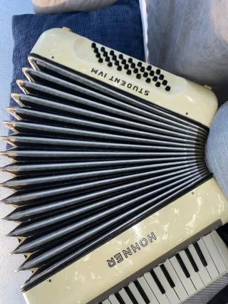 Acordeón Hohner Student IV M 32 bajos