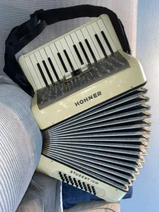 Acordeón Hohner Student IV M 32 bajos