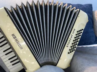 Acordeón Hohner Student IV M 32 bajos