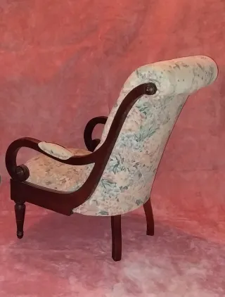 Butaca de madera y tela floral