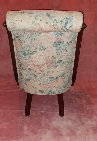 Butaca de madera y tela floral