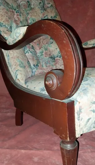 Butaca de madera y tela floral