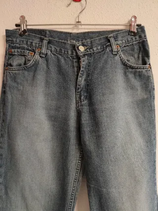 Pantalón de chica talla 31/32 de Levi Strauss.