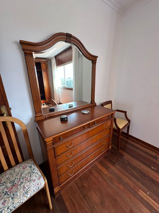 Muebles de madera en buen estado