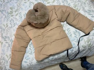 Abrigo beige con capucha de pelo