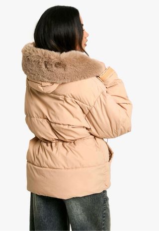 Abrigo beige con capucha de pelo