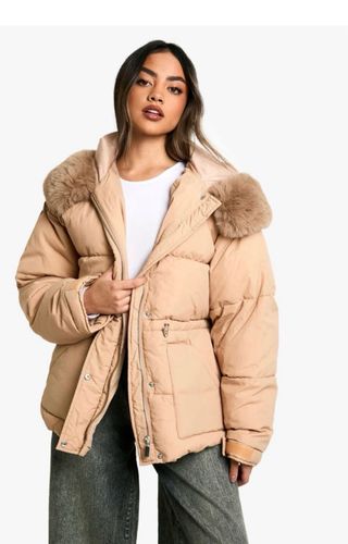 Abrigo beige con capucha de pelo