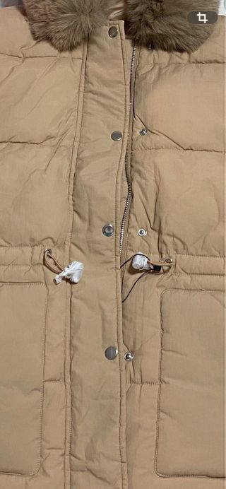 Abrigo beige con capucha de pelo